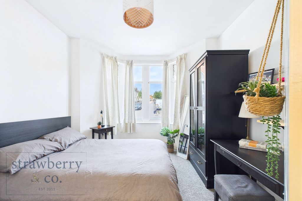 Property photo 3 of 12 Room 1