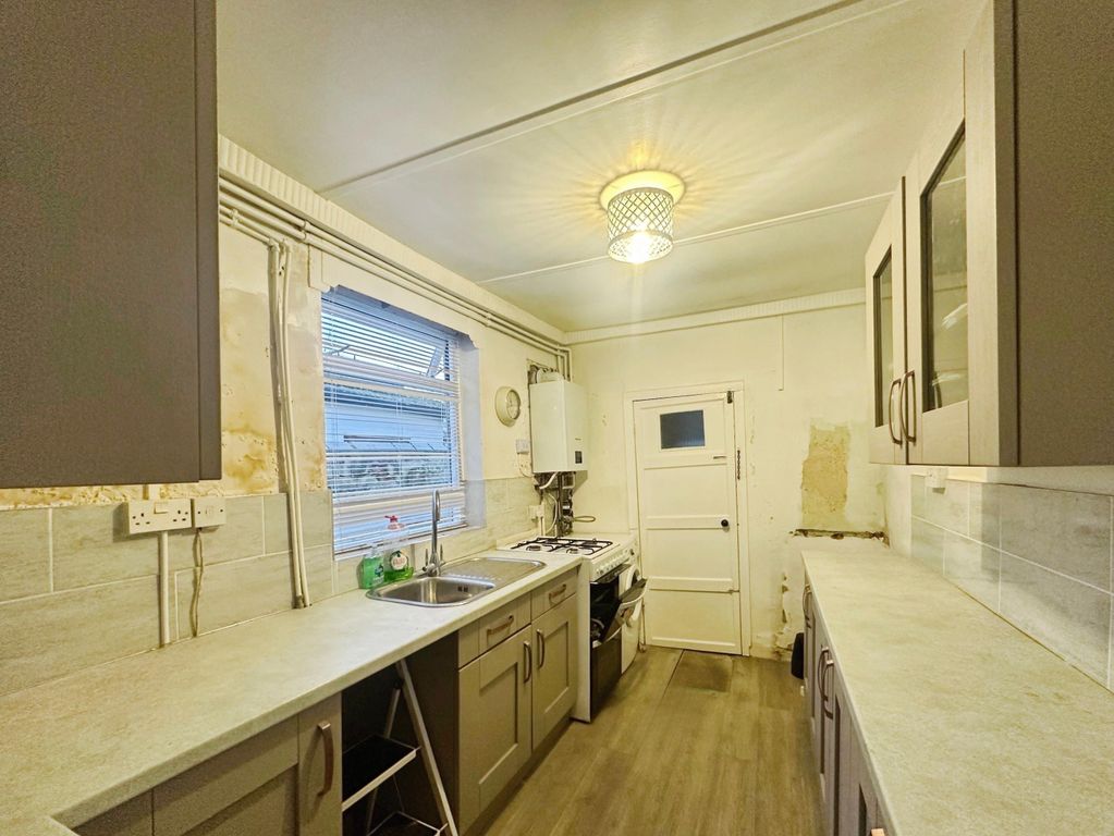 Property photo 3 of 10 Kitchen