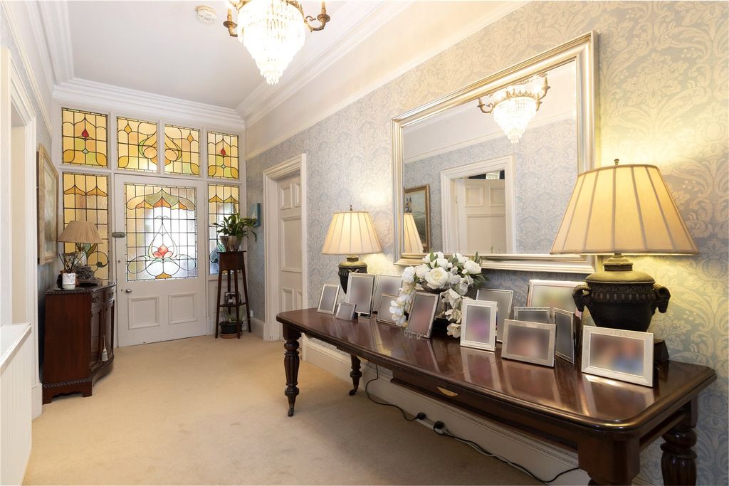 Property photo 3 of 34 Entrance Hall