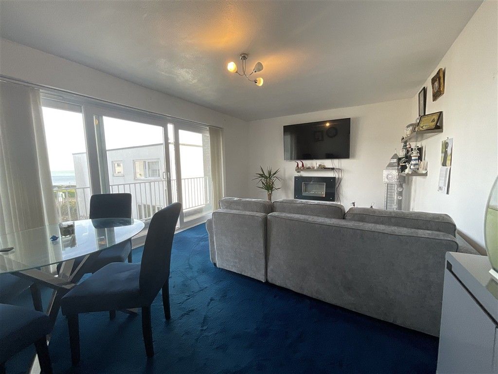 Property photo 3 of 10 Lounge