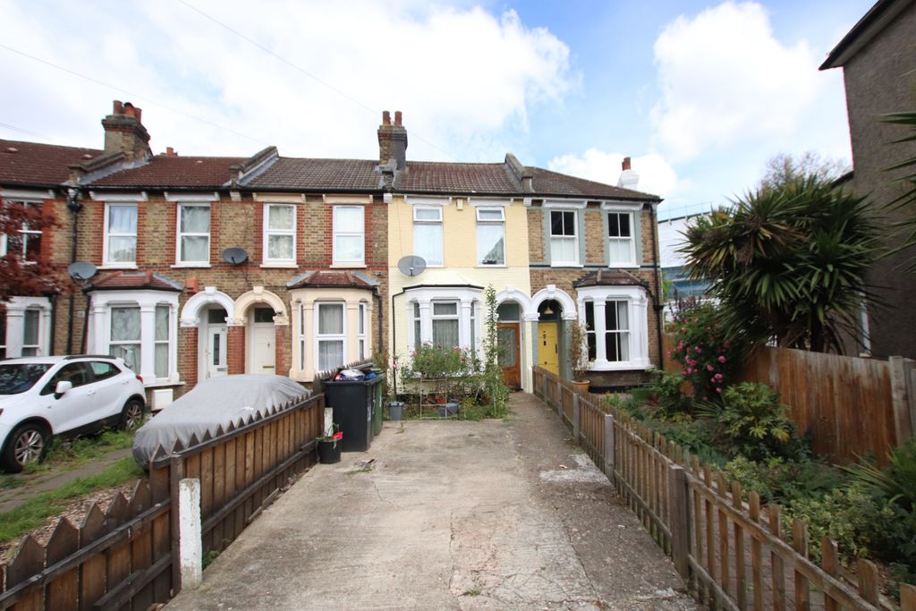 Property photo 1 of 16 3 Bed Terraced House For Sale Barmeston Road, London Se6