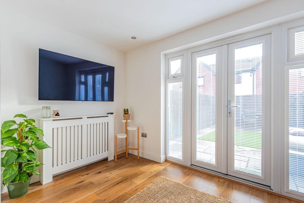 Property photo 2 of 15 Ffordd Pentre 44-8.Jpg