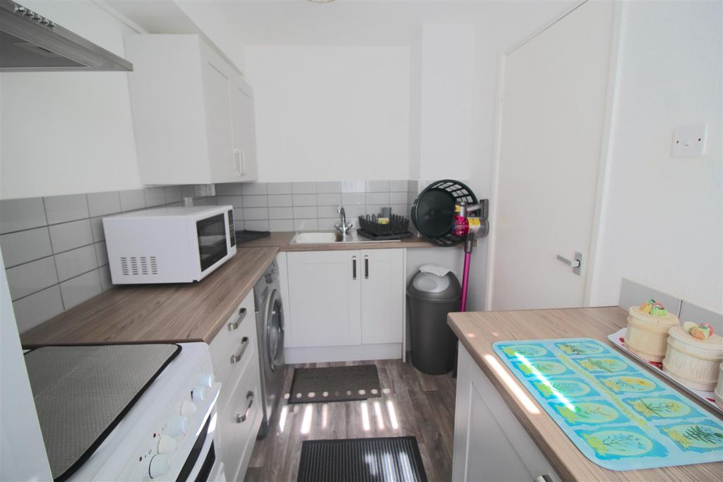 Property photo 2 of 5 Kitchen