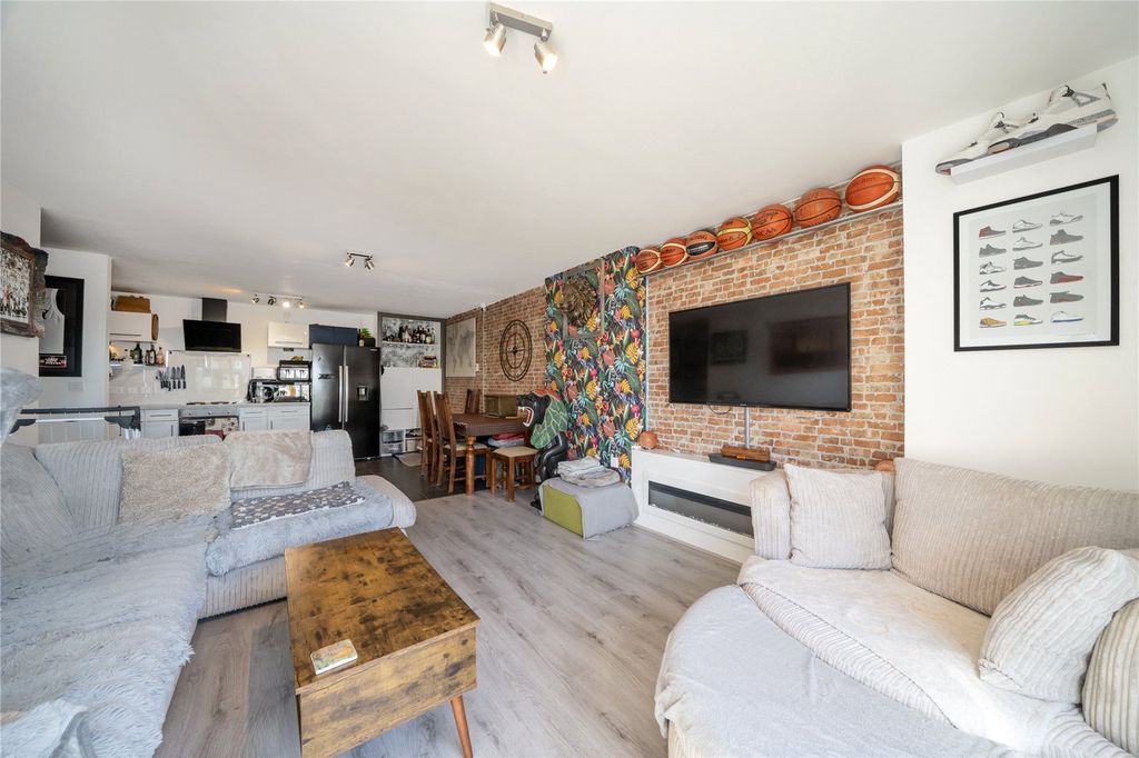 Property photo 3 of 9 Reception