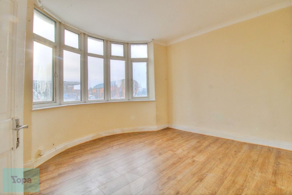 Property photo 3 of 12 82411792-Lounge