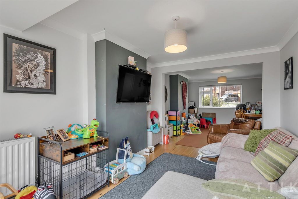 Property photo 2 of 30 10 Queens Drive, Halesworth Ip19 8Dn (8).Jpg