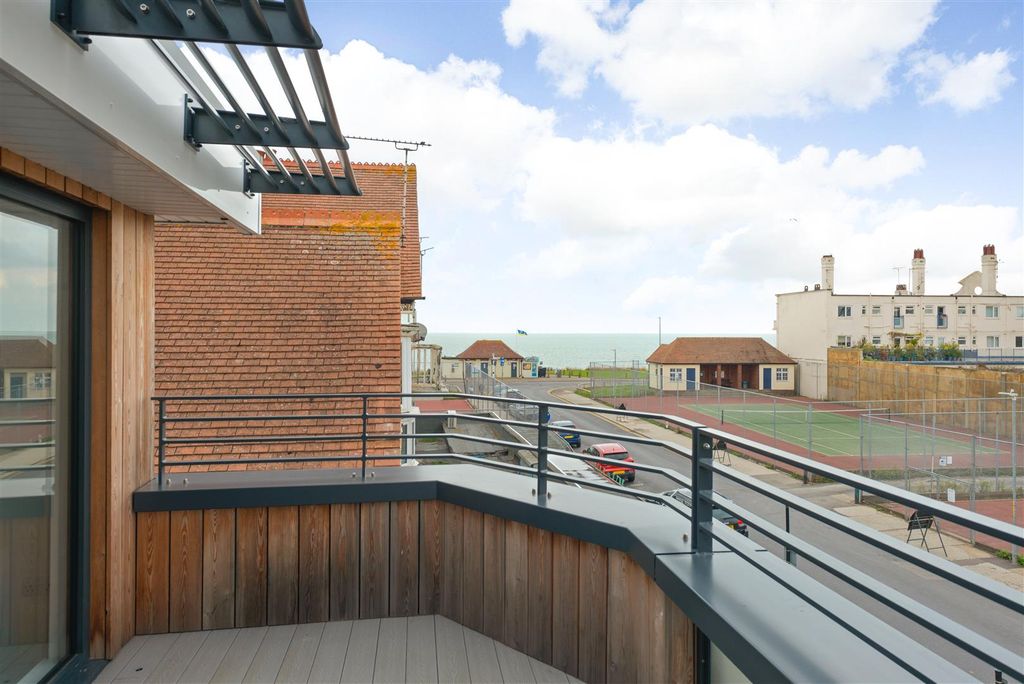 Property photo 2 of 18 Circus House, Tankerton, Whitstable