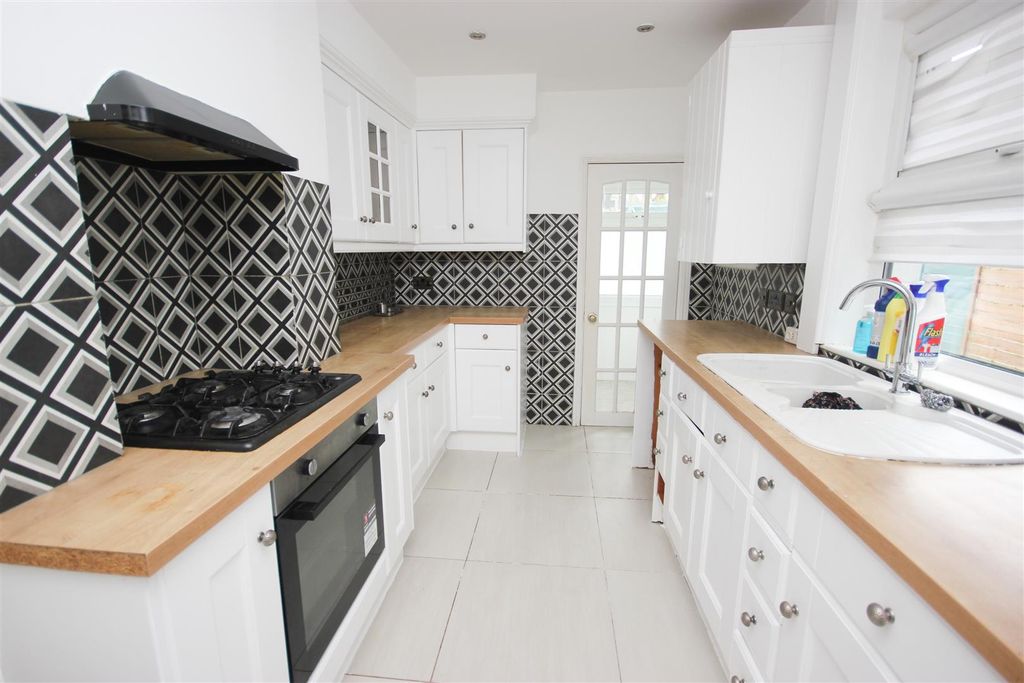 Property photo 2 of 9 Kitchen.Jpg