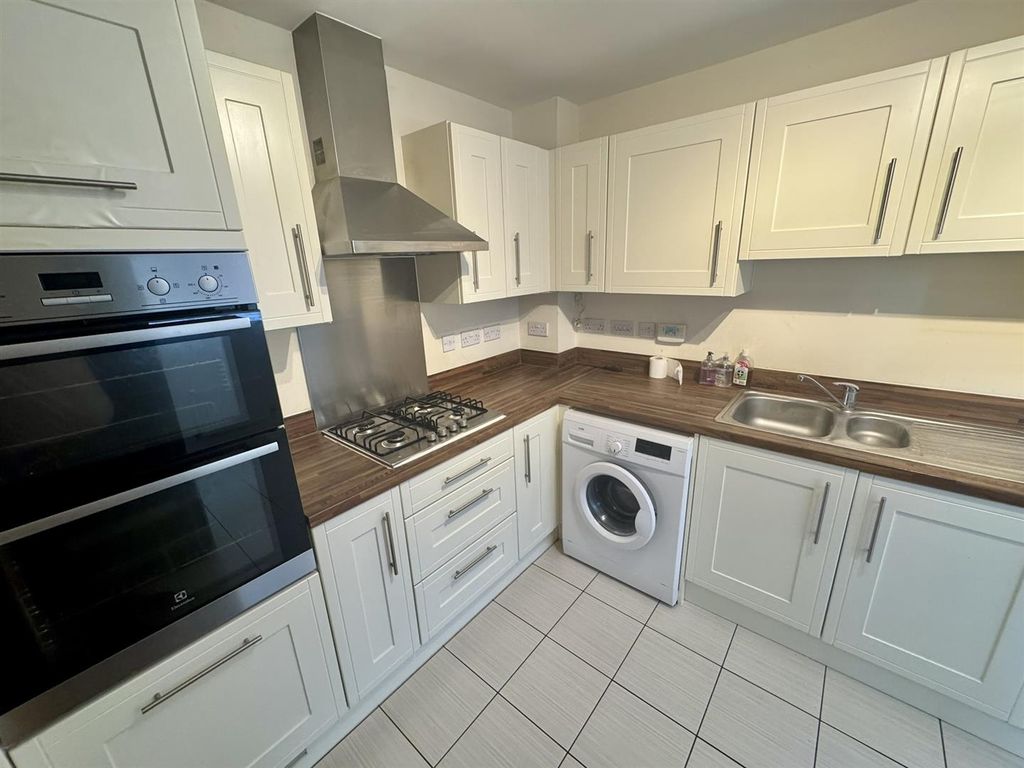 Property photo 3 of 21 Kitchen