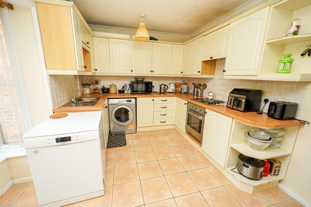 Property photo 2 of 21