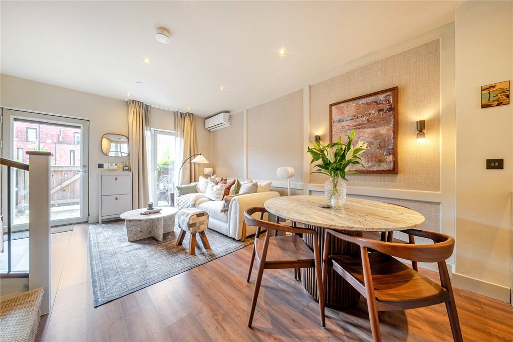 Property photo 2 of 21 Lounge