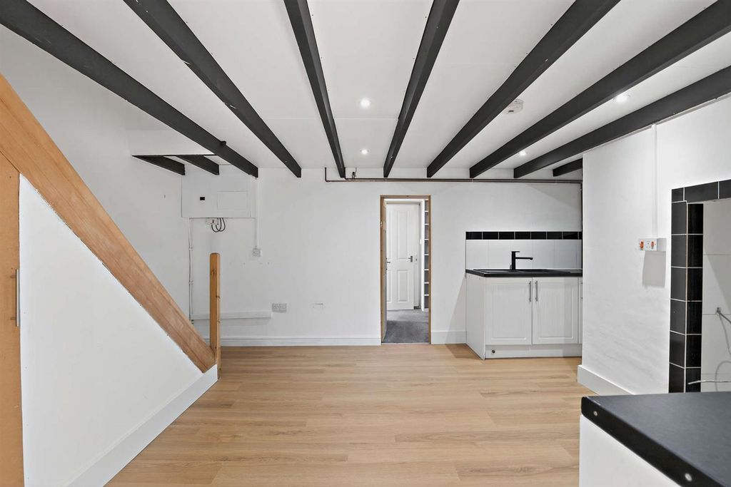 Property photo 2 of 17 8687475-Interior10-800.Jpg