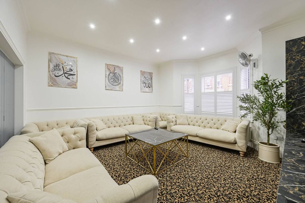 Property photo 2 of 35