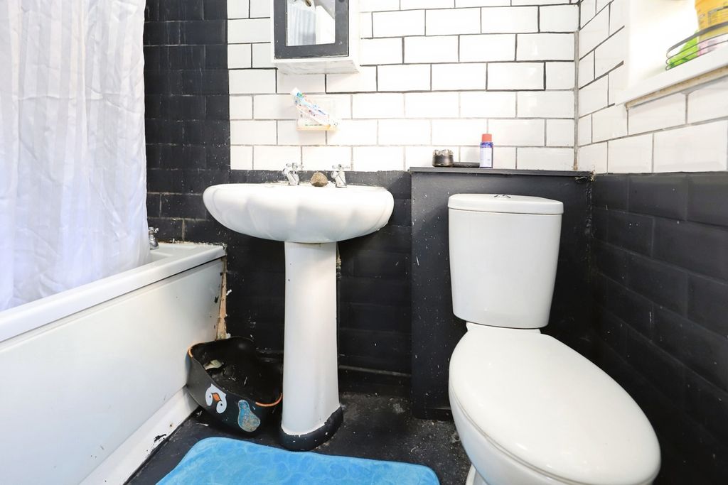 Property photo 3 of 13 Bathroom/ W.C.