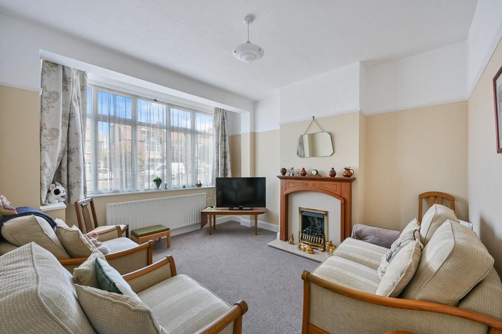 Property photo 2 of 14 Bridgewood Road