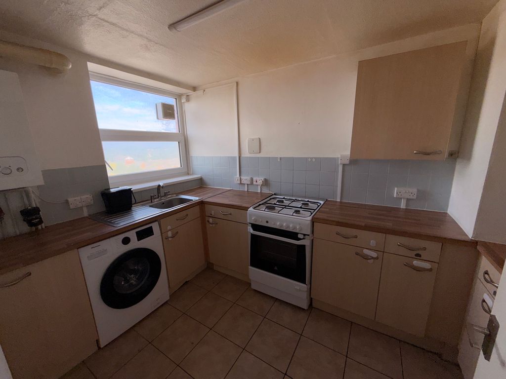 Property photo 2 of 6 Kitchen