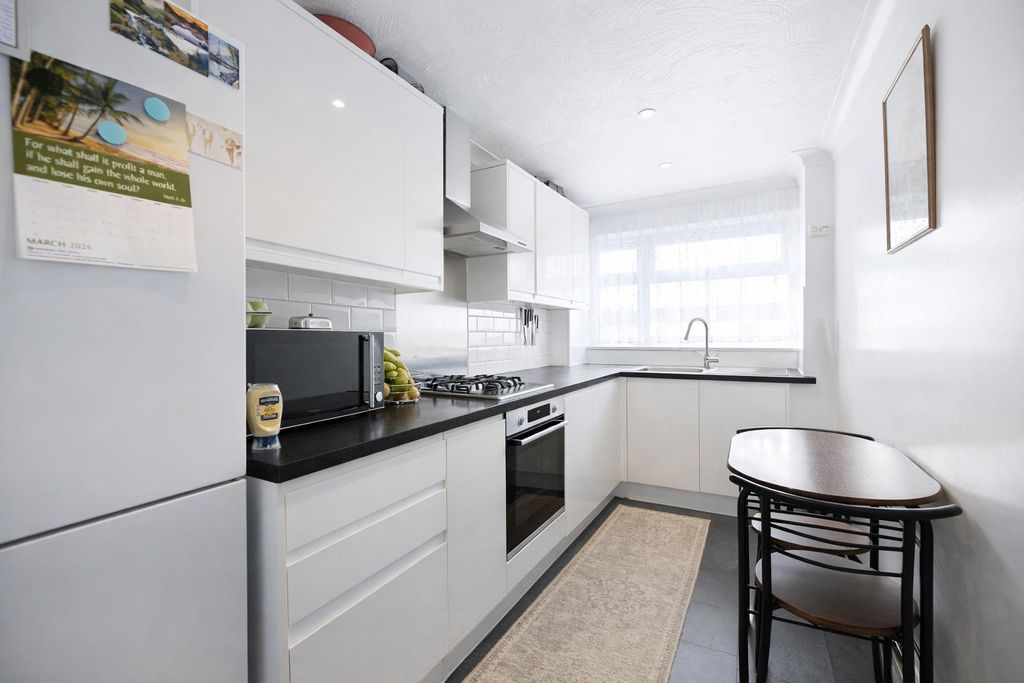 Property photo 2 of 10 Kitchen