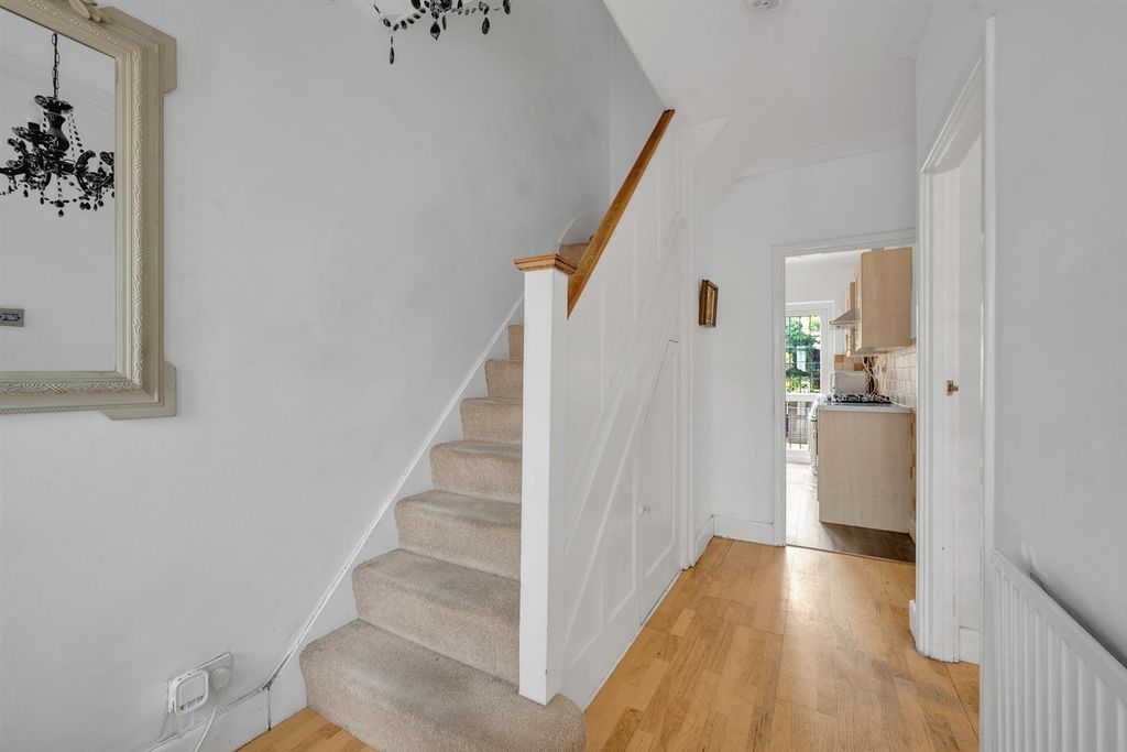 Property photo 2 of 12 Entrance Hall