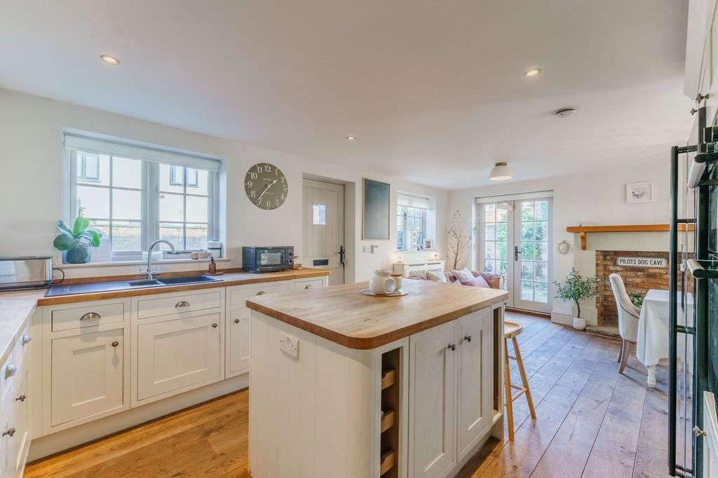 Property photo 2 of 31