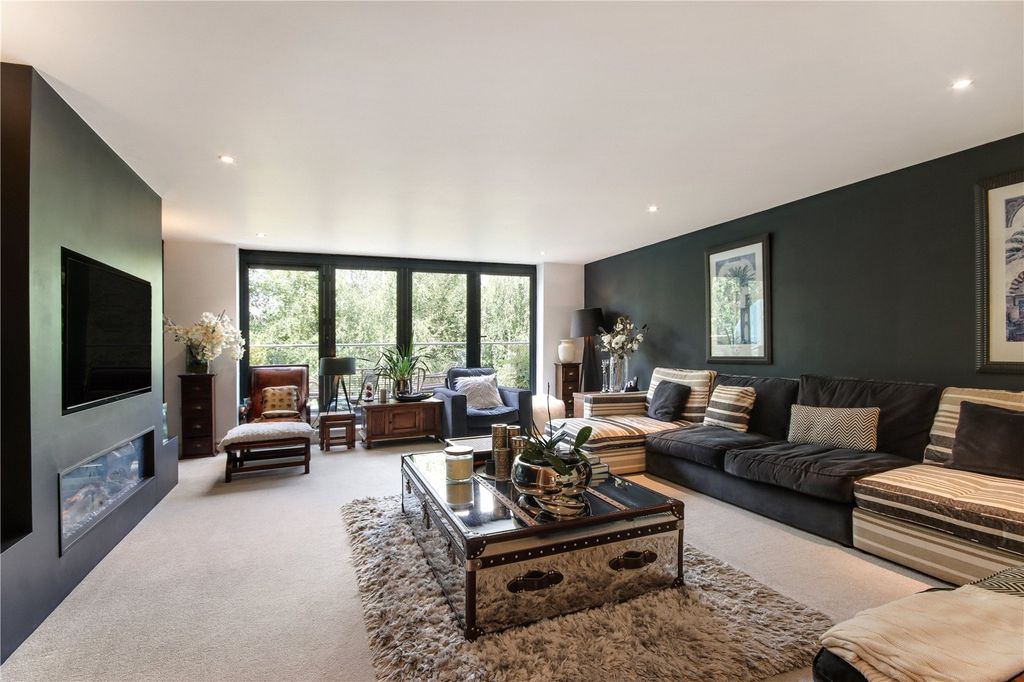 Property photo 3 of 31 Sitting Room