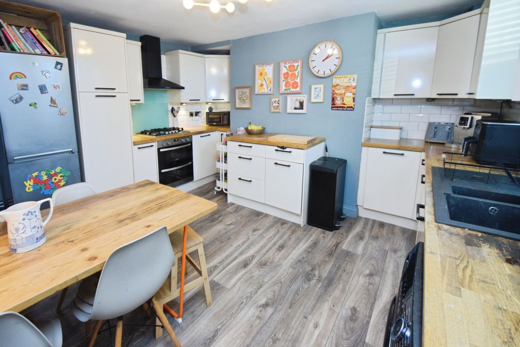 Property photo 3 of 19 3137Df85-Kitchen 201