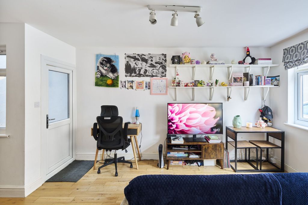 Property photo 3 of 7 Clarence Mews E5