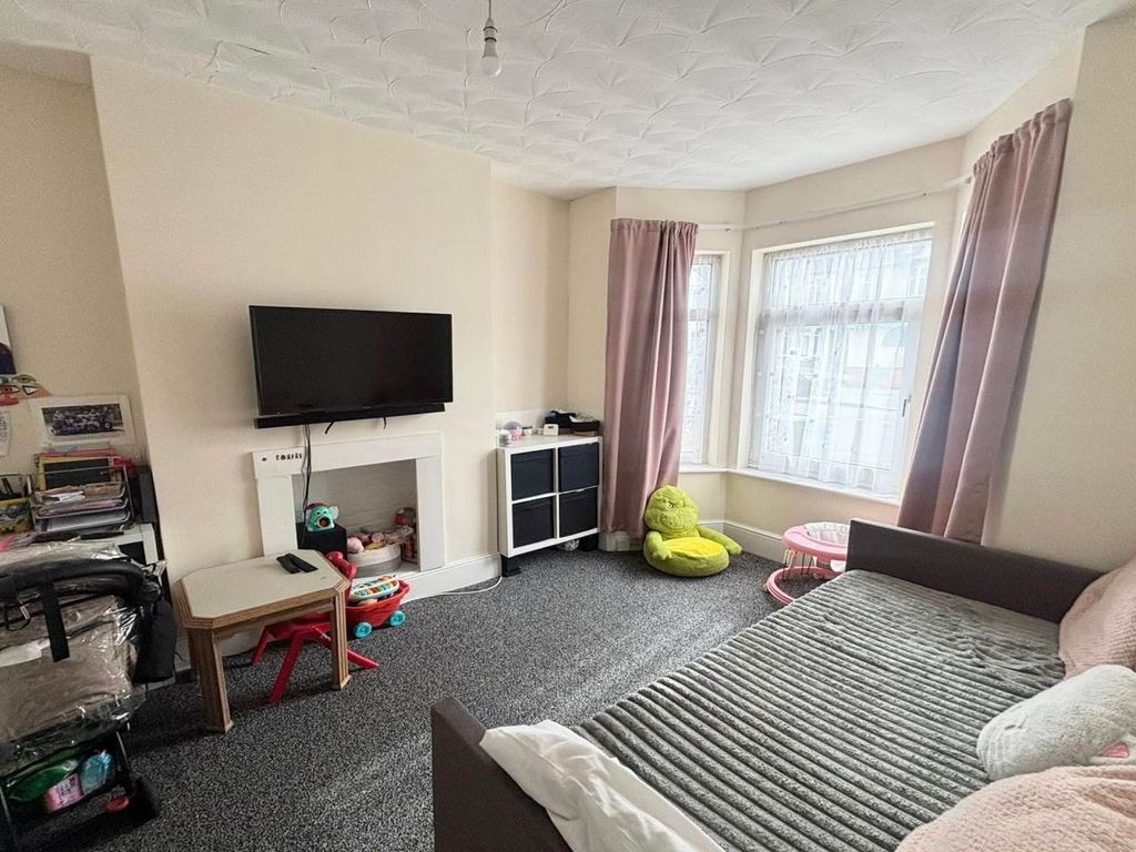 Property photo 1 of 6 Living Room