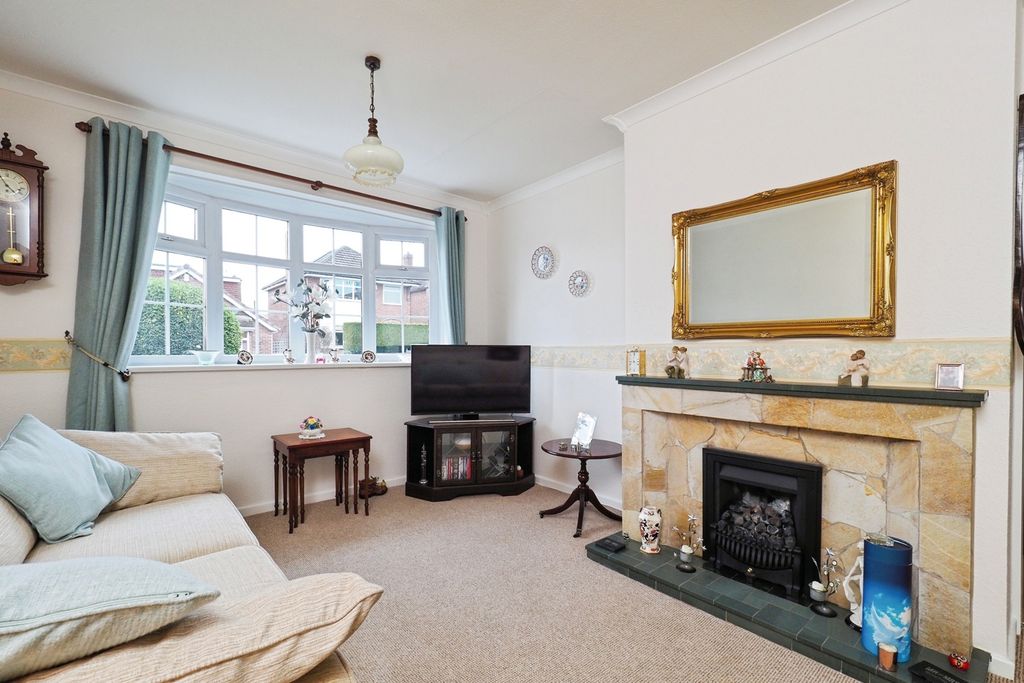 Property photo 3 of 20 Lounge