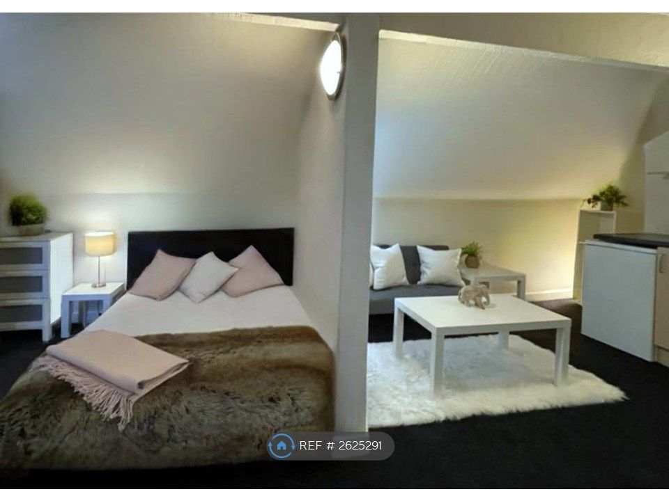 Property photo 3 of 8 Room 4 Lounge/Bedroom