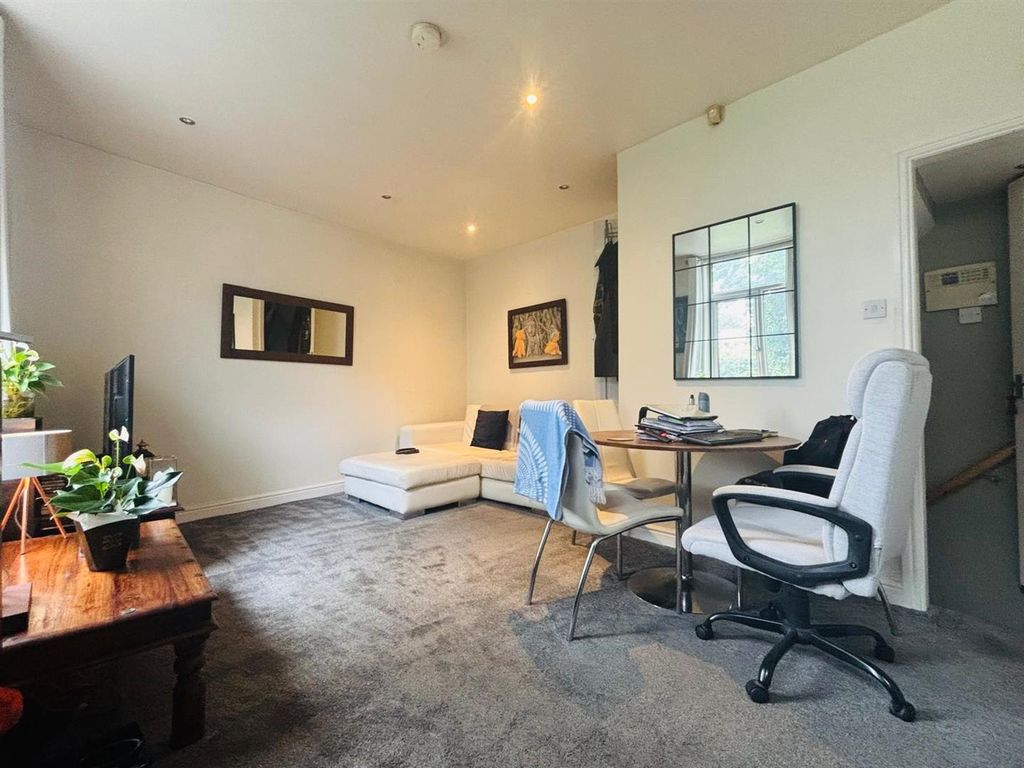 Property photo 2 of 8 Lounge