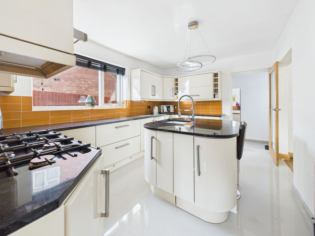 Property photo 2 of 21 Breakfast Kitchen