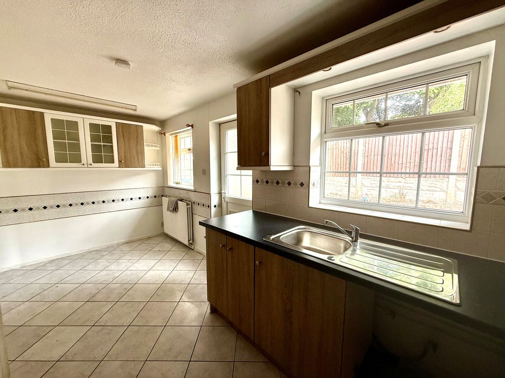 Property photo 3 of 13 7 Cornl Court Kitchen