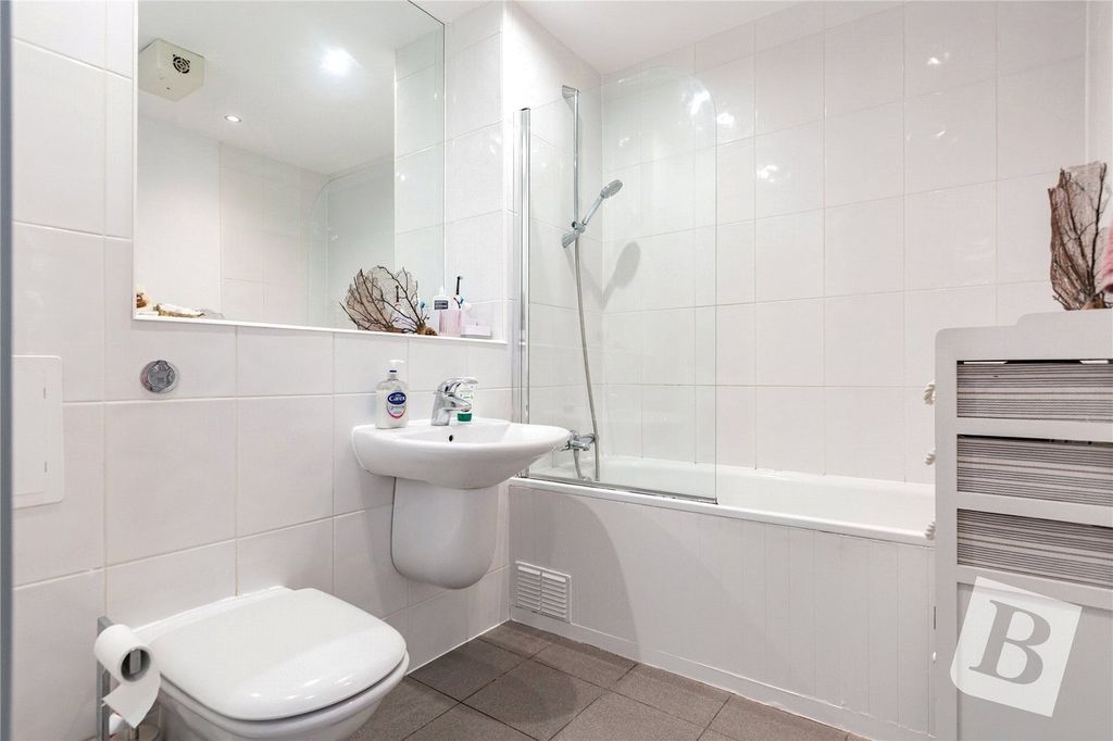 Property photo 3 of 11 Bathroom