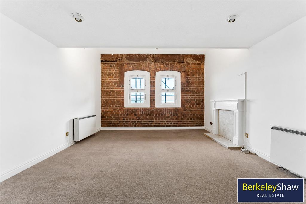 Property photo 2 of 21 Living Room