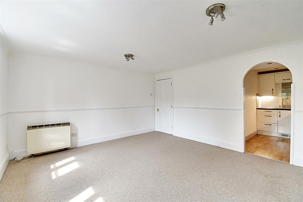 Property photo 2 of 19 Lounge 2.Jpg