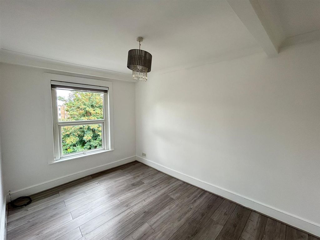 Property photo 3 of 8 143A Green Lanes (7).Jpeg