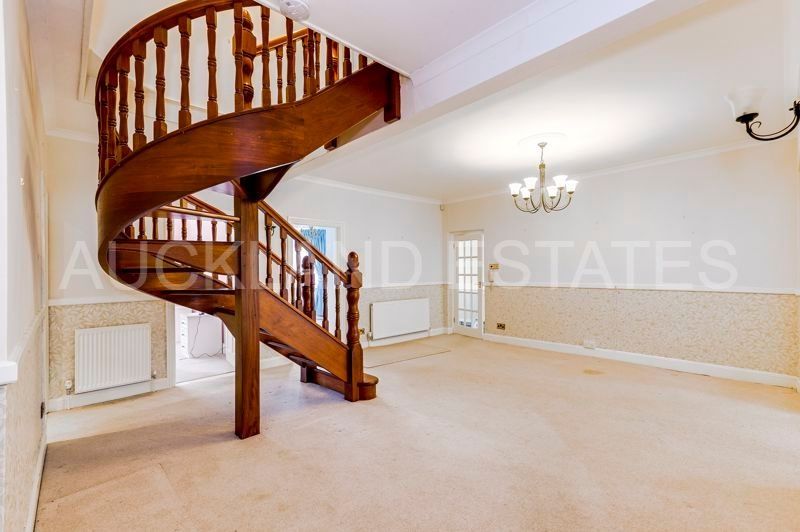 Property photo 3 of 32 Reception 2