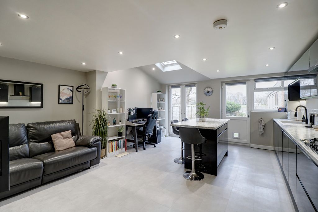 Property photo 3 of 22 Kitchen 1.1