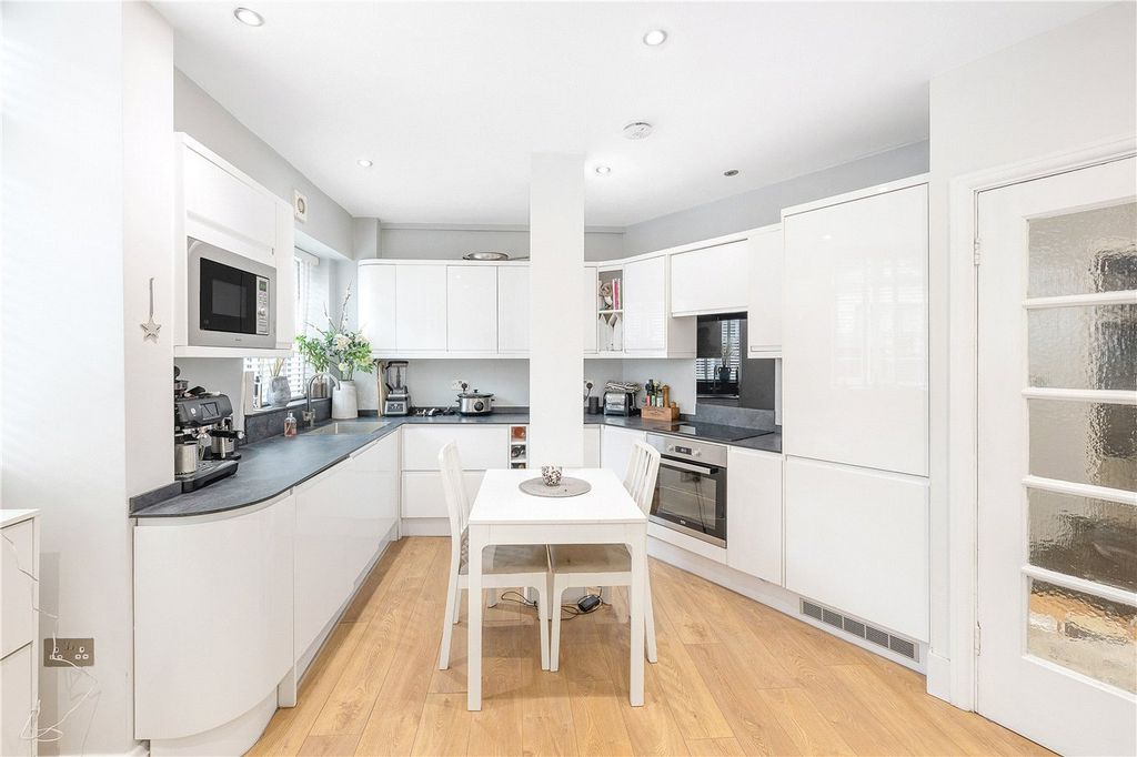 Property photo 3 of 11 Kitchen