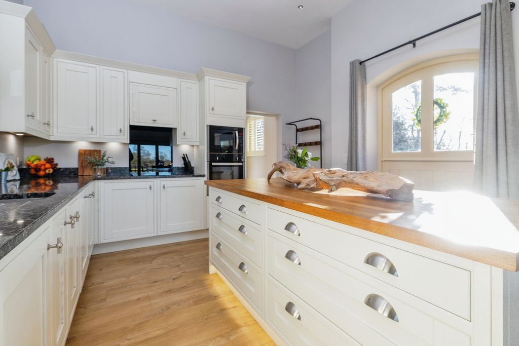 Property photo 2 of 33 Kitchen