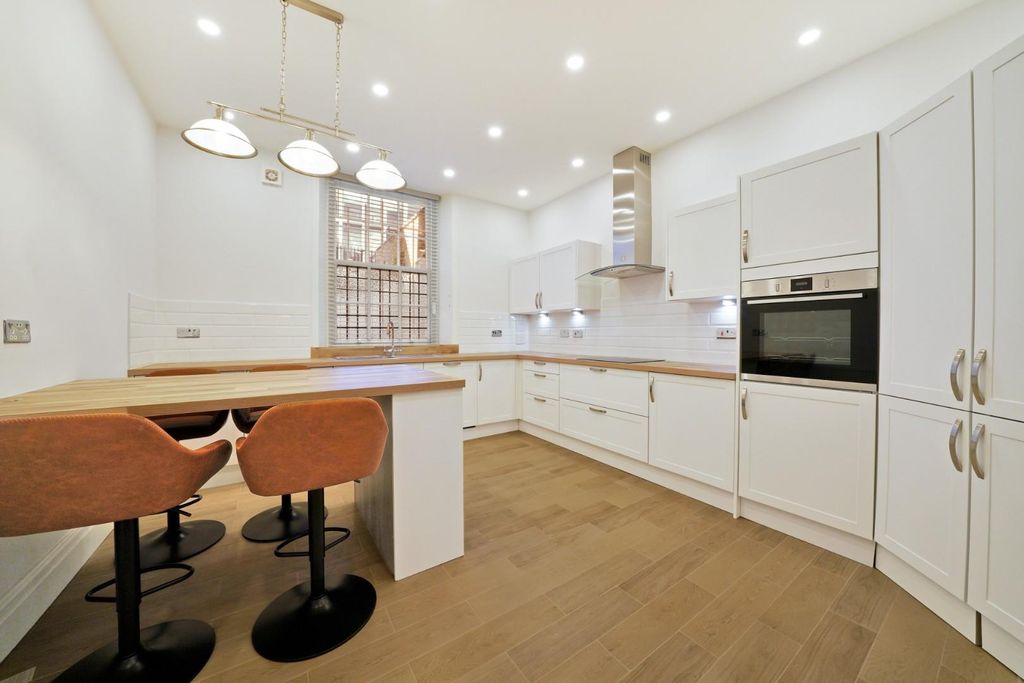 Property photo 3 of 15 Carlisle Mansions