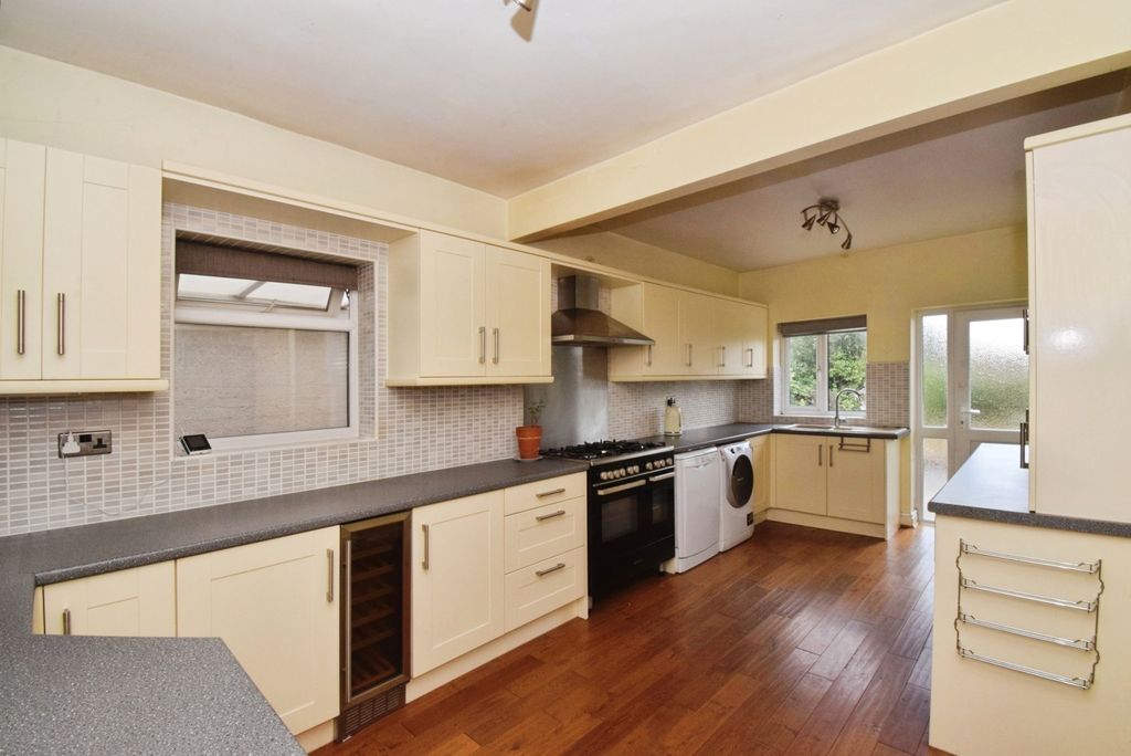 Property photo 3 of 19 Kitchen