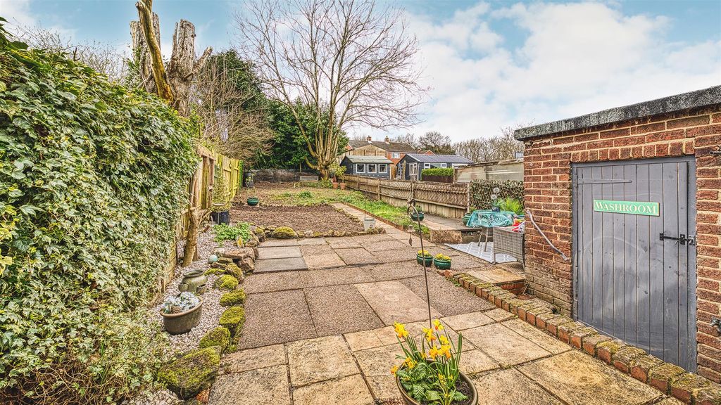 Property photo 2 of 38 Mill Lane 7.Jpg