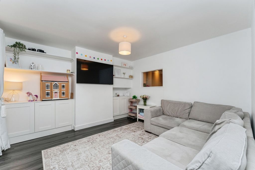 Property photo 2 of 23 Lounge