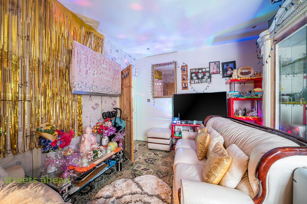 Property photo 2 of 14 99621791-6972-40E...