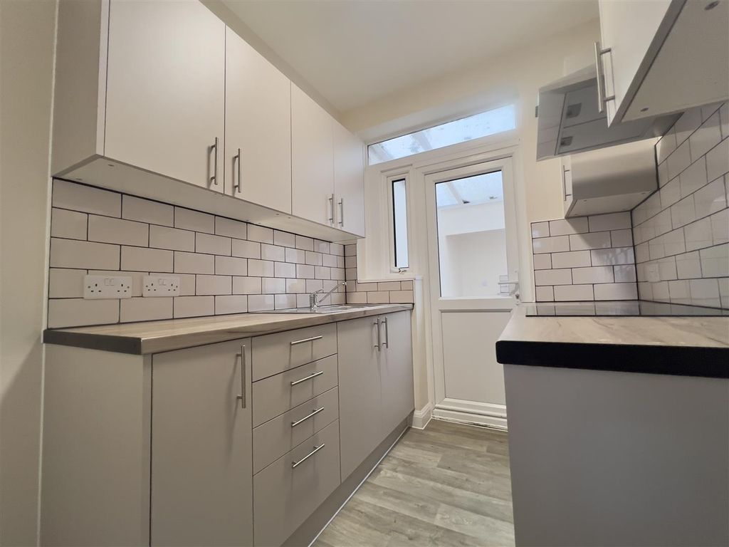 Property photo 3 of 9 Kitchen