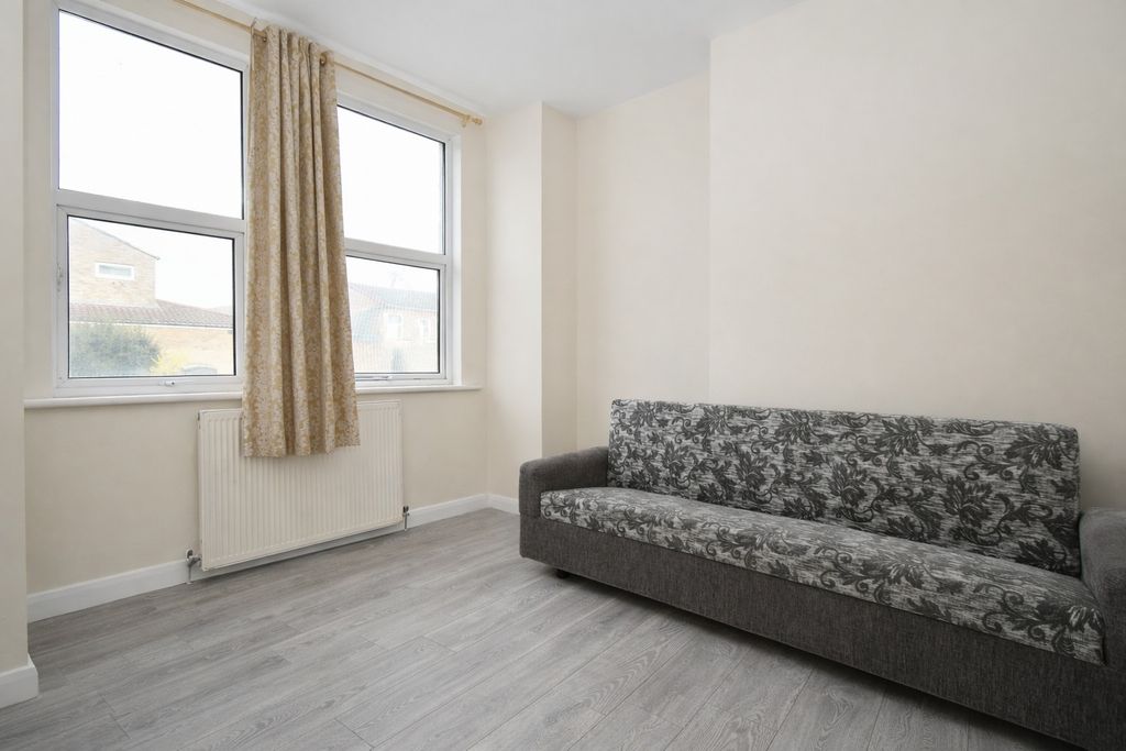 Property photo 3 of 9 4933364