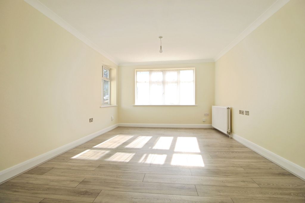 Property photo 3 of 21 2Dec8Faf-Img 8760