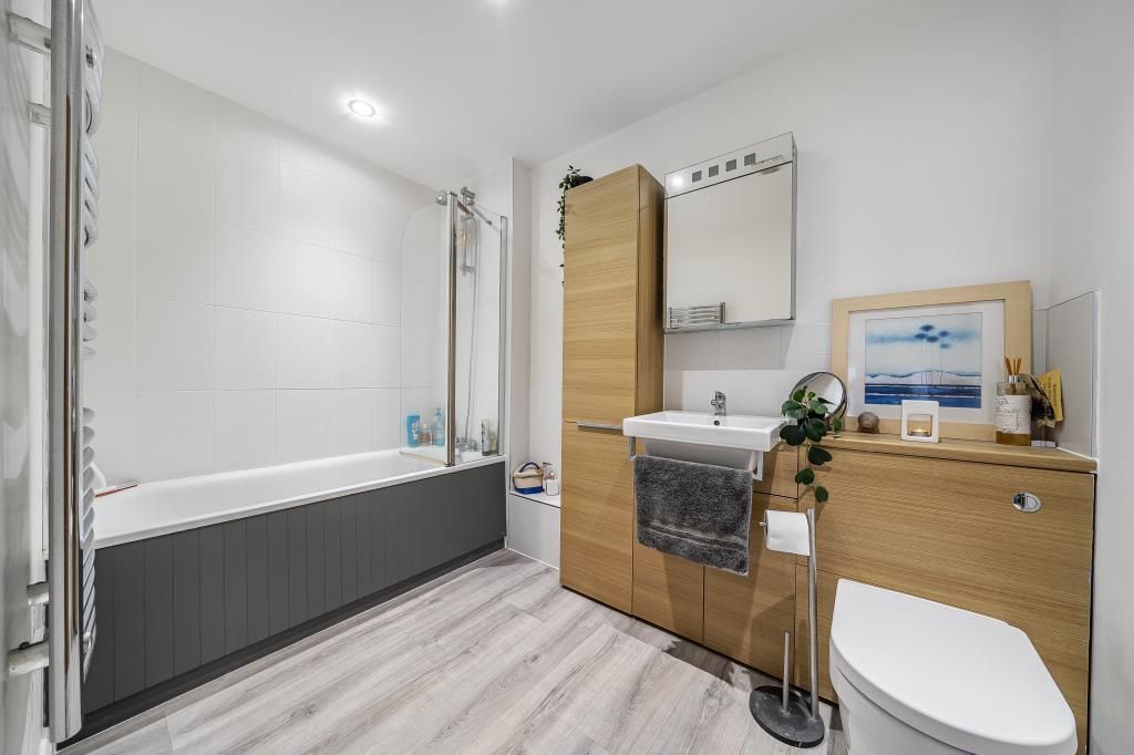 Property photo 3 of 19 Bathroom