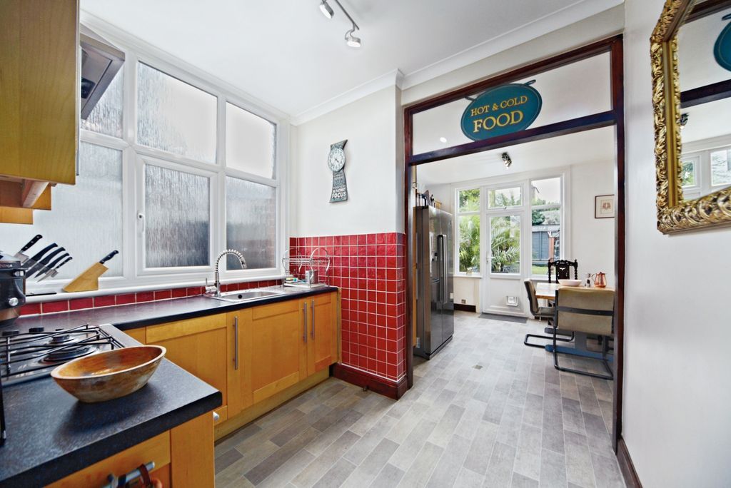 Property photo 3 of 18 Kitchen